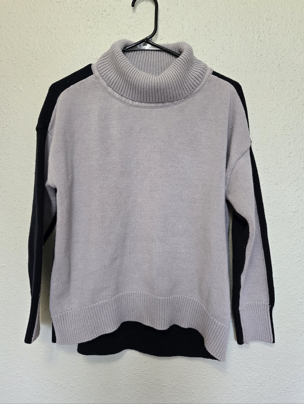 Daily Threads Gray & Black Colorblock Turtleneck Sweater Small